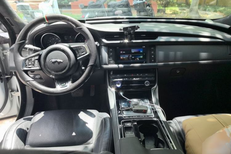 Used Jaguar XF 2016 XF 2.0T Two-Wheel-Drive R-Sport Sport Edition Center Console