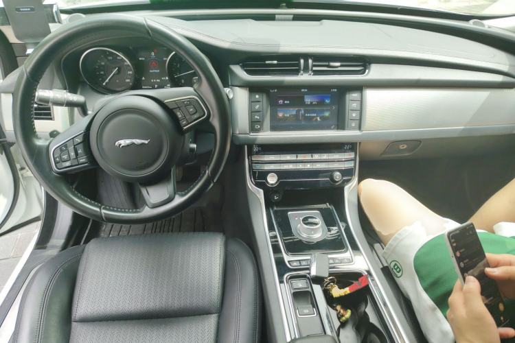 Used Jaguar XF 2016 XF 2.0T Two-Wheel-Drive Luxury Edition Center Console