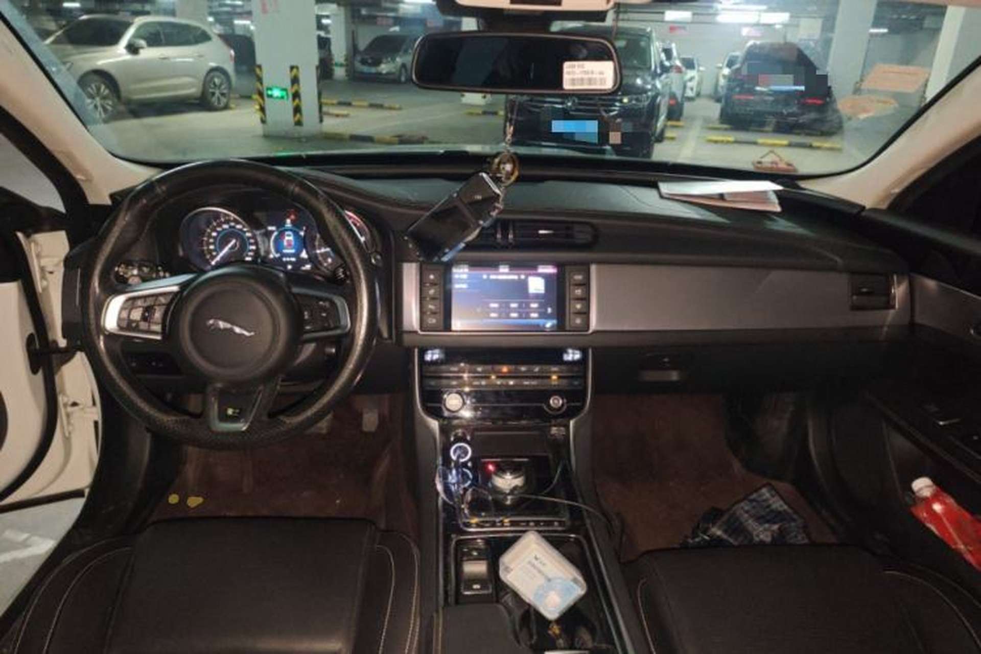 Used Jaguar XF 2016 XF 2.0T Two-Wheel-Drive R-Sport Sport Edition Center Console