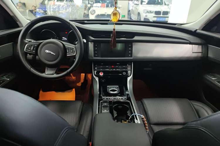 Used Jaguar XF 2016 XF 2.0T Two-Wheel-Drive Luxury Edition Center Console