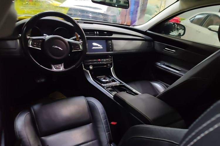 Used Jaguar XF 2016 XF 3.0 SC Two-Wheel-Drive R-Sport Sport Edition Center Console