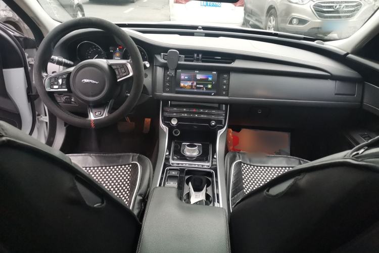 Used Jaguar XF 2016 XF 2.0T Two-Wheel-Drive Luxury Edition Center Console