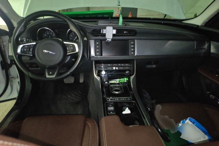 Used Jaguar XF 2016 XF 2.0T Two-Wheel-Drive R-Sport Sport Edition Center Console