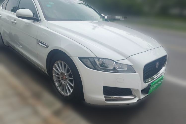 Used Jaguar XF 2016 XF 2.0T Two-Wheel-Drive Luxury Edition Front Right 45 Deg