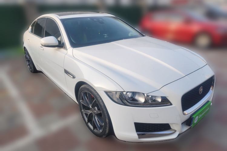 Used Jaguar XF 2016 XF 2.0T Two-Wheel-Drive Luxury Edition Front Right 45 Deg