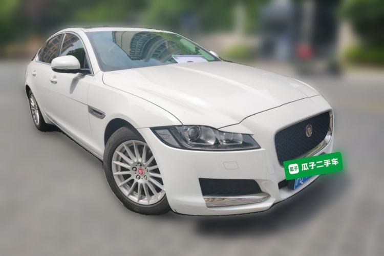 Used Jaguar XF 2016 XF 2.0T Two-Wheel-Drive Luxury Edition Front Right 45 Deg