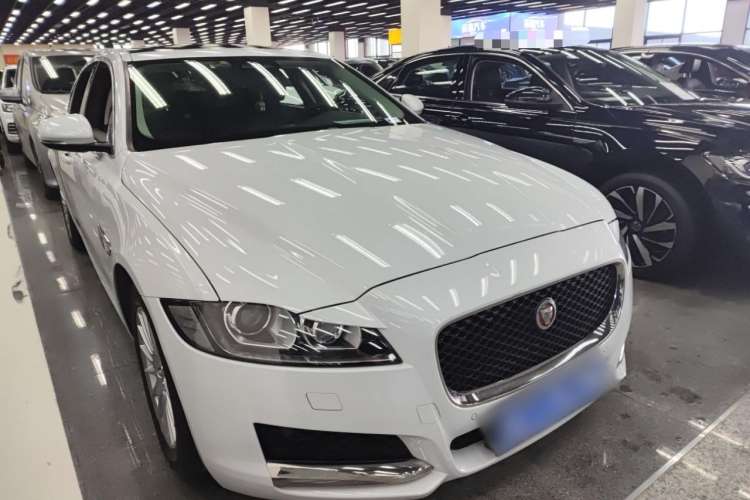 Used Jaguar XF 2016 XF 2.0T Two-Wheel-Drive Luxury Edition Front Right 45 Deg