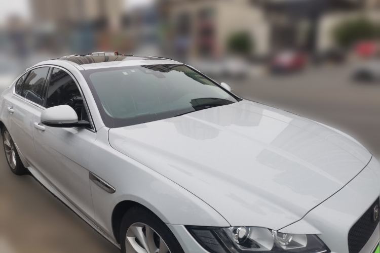 Used Jaguar XF 2016 XF 2.0T Two-Wheel-Drive Luxury Edition Front Right 45 Deg