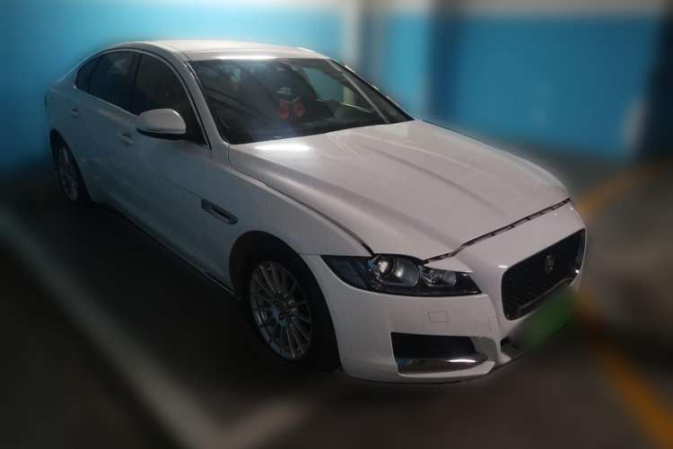 Used Jaguar XF 2016 XF 2.0T Two-Wheel-Drive Luxury Edition Front Right 45 Deg