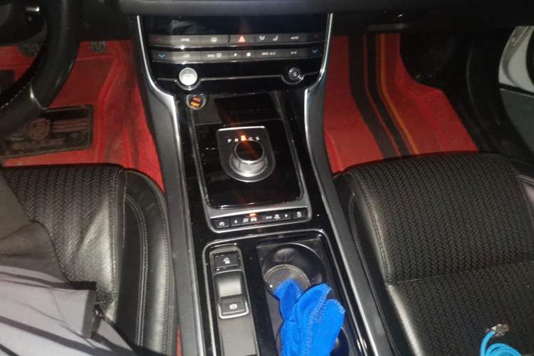 Used Jaguar XF 2016 XF 2.0T Two-Wheel-Drive Luxury Edition Gear Lever
