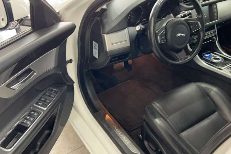 Used Jaguar XF 2016 XF 2.0T Two-Wheel-Drive Luxury Edition Interior 2