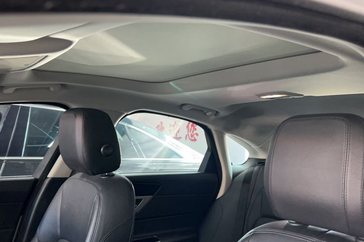 Used Jaguar XF 2016 XF 2.0T Two-Wheel-Drive Luxury Edition Interior 4