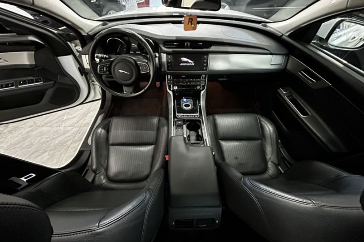 Used Jaguar XF 2016 XF 2.0T Two-Wheel-Drive Luxury Edition Interior 7