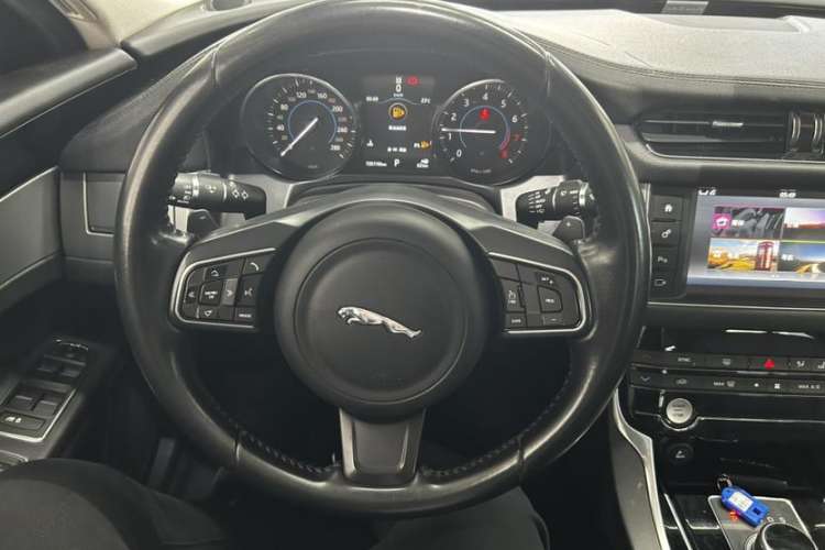 Used Jaguar XF 2016 XF 2.0T Two-Wheel-Drive Luxury Edition Interior 9
