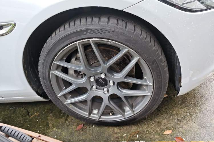 Used Jaguar XF 2016 XF 3.0 SC Two-Wheel-Drive Luxury Edition Right Front Wheel Hub