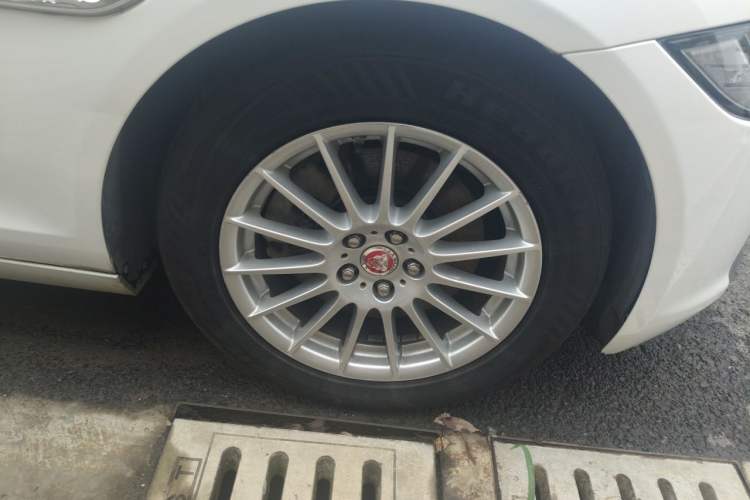Used Jaguar XF 2016 XF 2.0T Two-Wheel-Drive Luxury Edition Right Front Wheel Hub