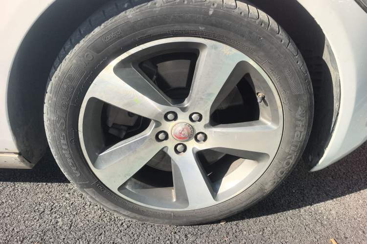 Used Jaguar XF 2016 XF 3.0 SC Two-Wheel-Drive Luxury Edition Right Front Wheel Hub