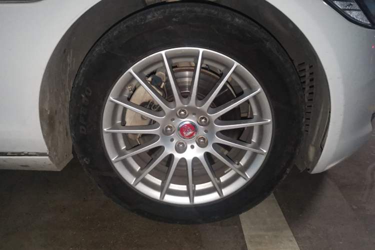 Used Jaguar XF 2016 XF 2.0T Two-Wheel-Drive Luxury Edition Right Front Wheel Hub