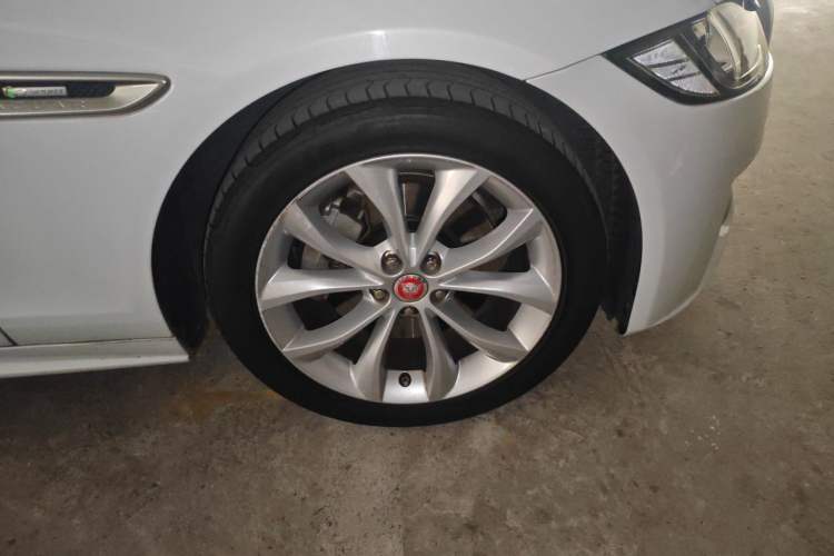 Used Jaguar XF 2016 XF 2.0T Two-Wheel-Drive R-Sport Sport Edition Right Front Wheel Hub