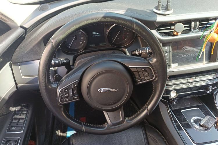 Used Jaguar XF 2016 XF 2.0T Two-Wheel-Drive Luxury Edition Steering Wheel