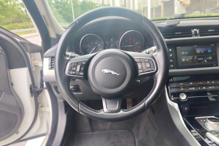 Used Jaguar XF 2016 XF 2.0T Two-Wheel-Drive Luxury Edition Steering Wheel