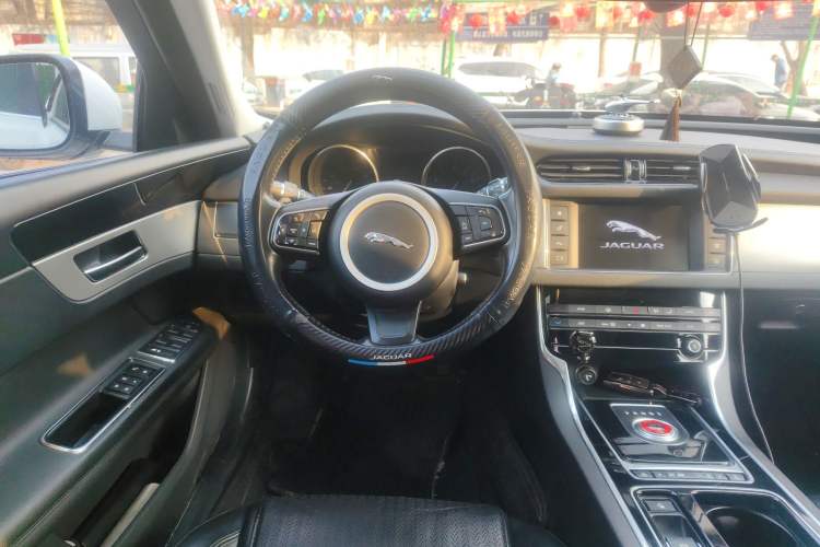 Used Jaguar XF 2016 XF 2.0T Two-Wheel-Drive Luxury Edition Steering Wheel