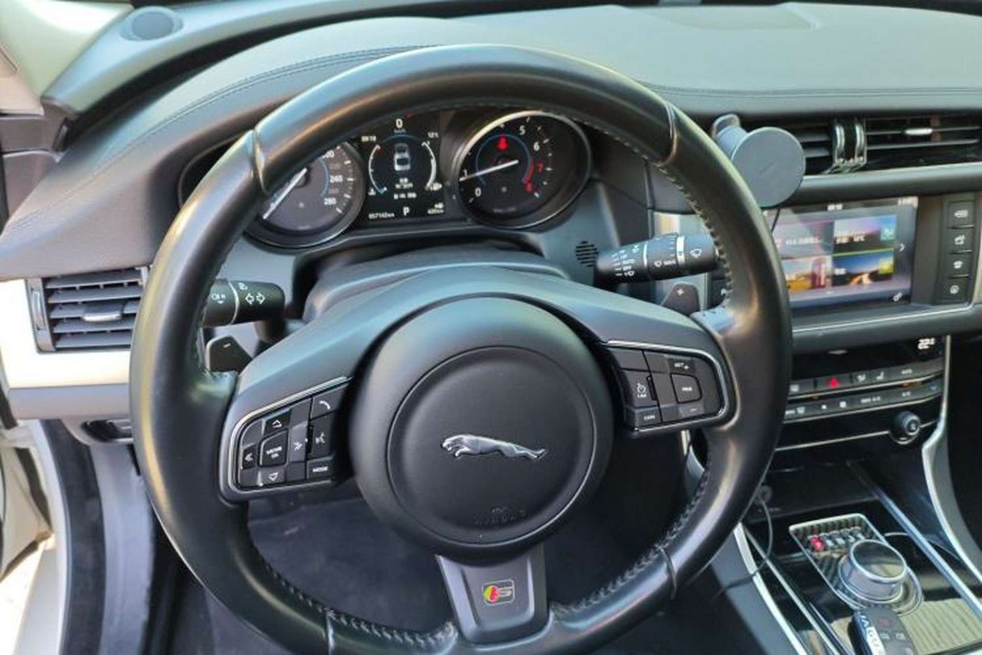 Used Jaguar XF 2016 XF 2.0T Two-Wheel-Drive Luxury Edition Steering Wheel