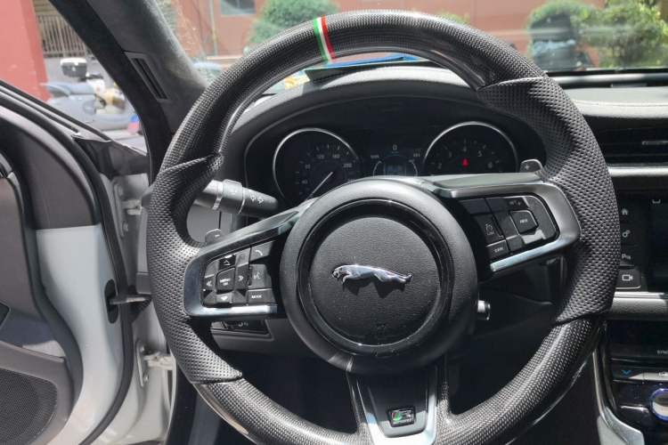 Used Jaguar XF 2016 XF 2.0T Two-Wheel-Drive R-Sport Sport Edition Steering Wheel