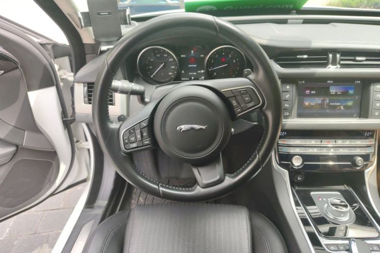 Used Jaguar XF 2016 XF 2.0T Two-Wheel-Drive Luxury Edition Steering Wheel