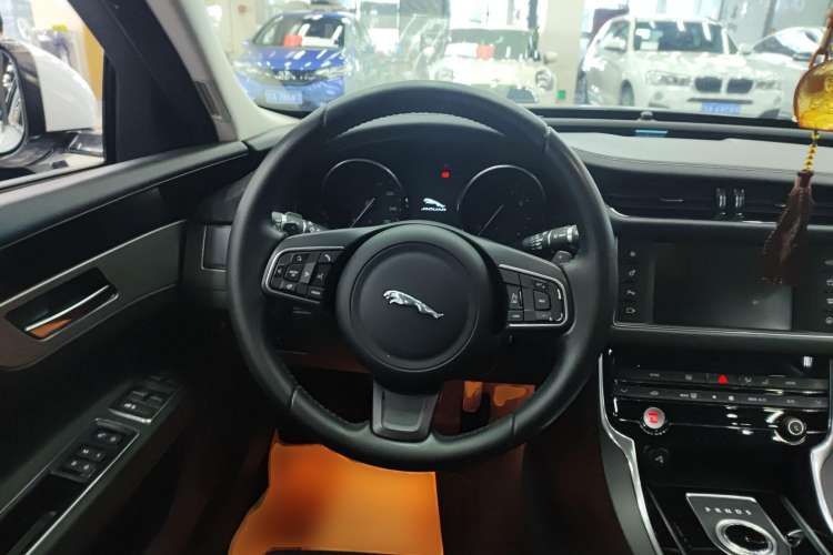 Used Jaguar XF 2016 XF 2.0T Two-Wheel-Drive Luxury Edition Steering Wheel