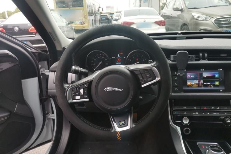 Used Jaguar XF 2016 XF 2.0T Two-Wheel-Drive Luxury Edition Steering Wheel