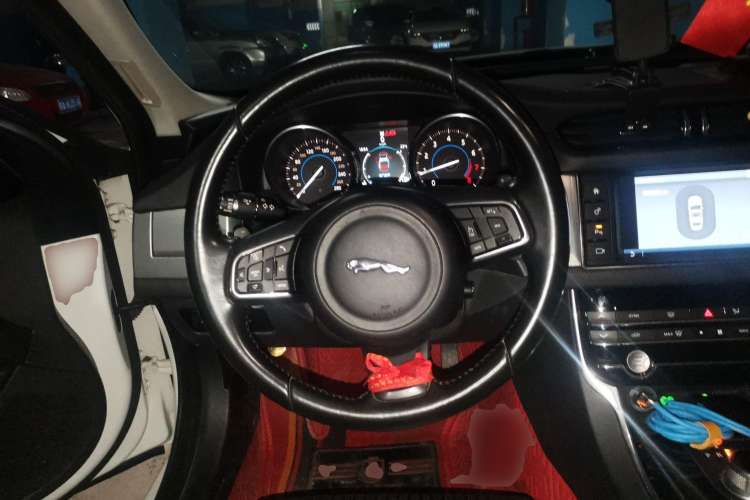Used Jaguar XF 2016 XF 2.0T Two-Wheel-Drive Luxury Edition Steering Wheel