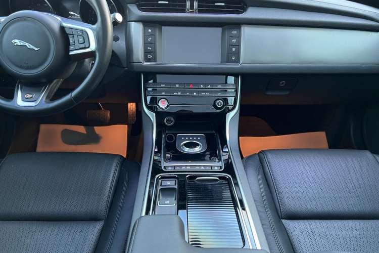 Used Jaguar XF 2018 XF Sportbrake 2.0T 250 PS Two-Wheel-Drive Luxury Edition Audio And AC Panel
