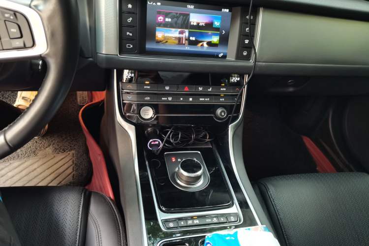 Used Jaguar XF 2018 XF Sportbrake 2.0T 250 PS Two-Wheel-Drive Luxury Edition Audio And AC Panel