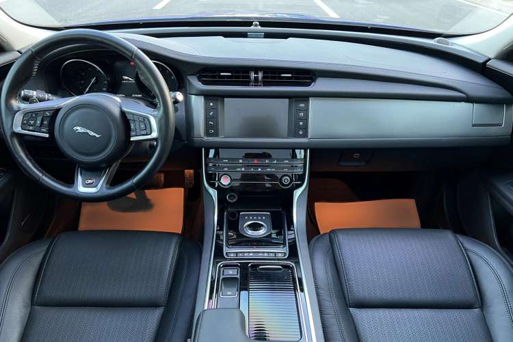 Used Jaguar XF 2018 XF Sportbrake 2.0T 250 PS Two-Wheel-Drive Luxury Edition Center Console