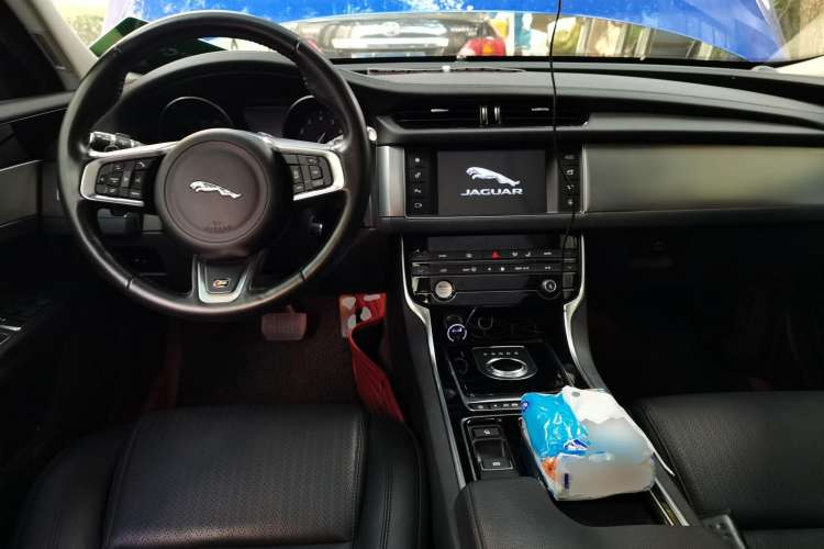 Used Jaguar XF 2018 XF Sportbrake 2.0T 250 PS Two-Wheel-Drive Luxury Edition Center Console