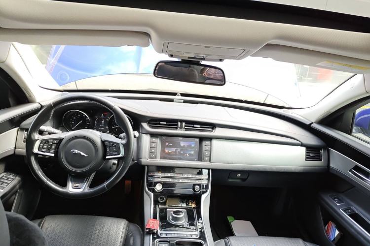 Used Jaguar XF 2018 XF Sportbrake 2.0T 250 PS Two-Wheel-Drive Luxury Edition Center Console