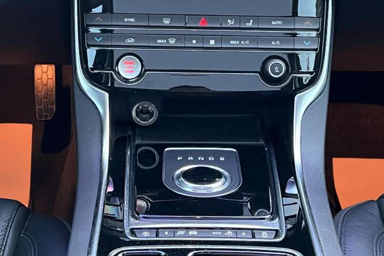 Used Jaguar XF 2018 XF Sportbrake 2.0T 250 PS Two-Wheel-Drive Luxury Edition Gear Lever