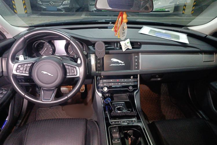 Used Jaguar XF 2018 XF Sportbrake 2.0T 250 PS Two-Wheel-Drive Luxury Edition Interior 2