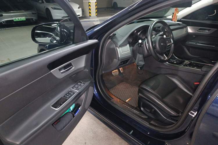 Used Jaguar XF 2018 XF Sportbrake 2.0T 250 PS Two-Wheel-Drive Luxury Edition Interior 3