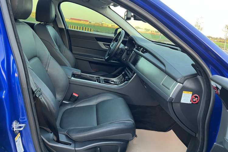 Used Jaguar XF 2018 XF Sportbrake 2.0T 250 PS Two-Wheel-Drive Luxury Edition Right Front Seat