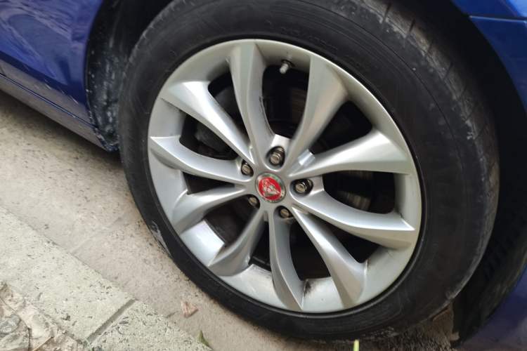 Used Jaguar XF 2018 XF Sportbrake 2.0T 250 PS Two-Wheel-Drive Luxury Edition Right Front Wheel Hub