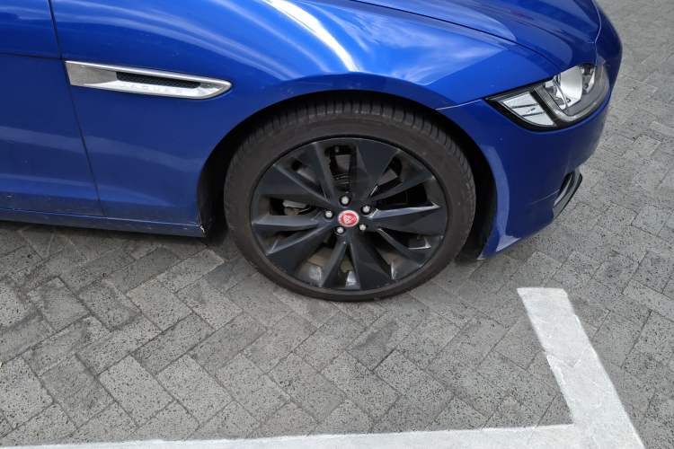 Used Jaguar XF 2018 XF Sportbrake 2.0T 250 PS Two-Wheel-Drive Luxury Edition Right Front Wheel Hub