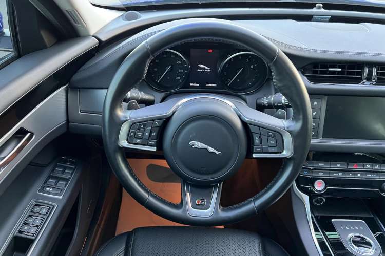 Used Jaguar XF 2018 XF Sportbrake 2.0T 250 PS Two-Wheel-Drive Luxury Edition Steering Wheel