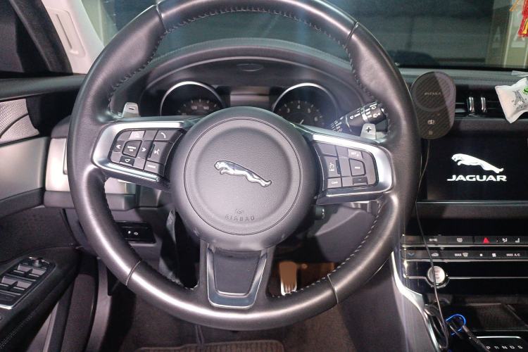 Used Jaguar XF 2018 XF Sportbrake 2.0T 250 PS Two-Wheel-Drive Luxury Edition Steering Wheel