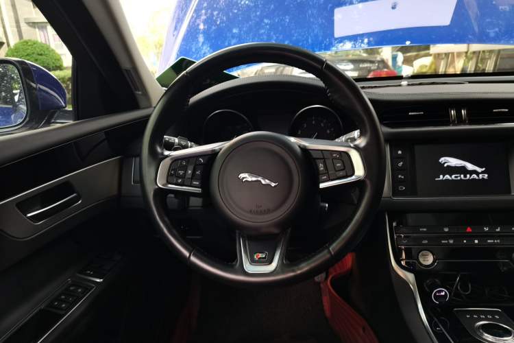 Used Jaguar XF 2018 XF Sportbrake 2.0T 250 PS Two-Wheel-Drive Luxury Edition Steering Wheel