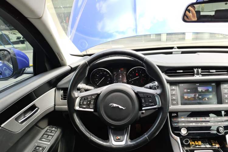 Used Jaguar XF 2018 XF Sportbrake 2.0T 250 PS Two-Wheel-Drive Luxury Edition Steering Wheel