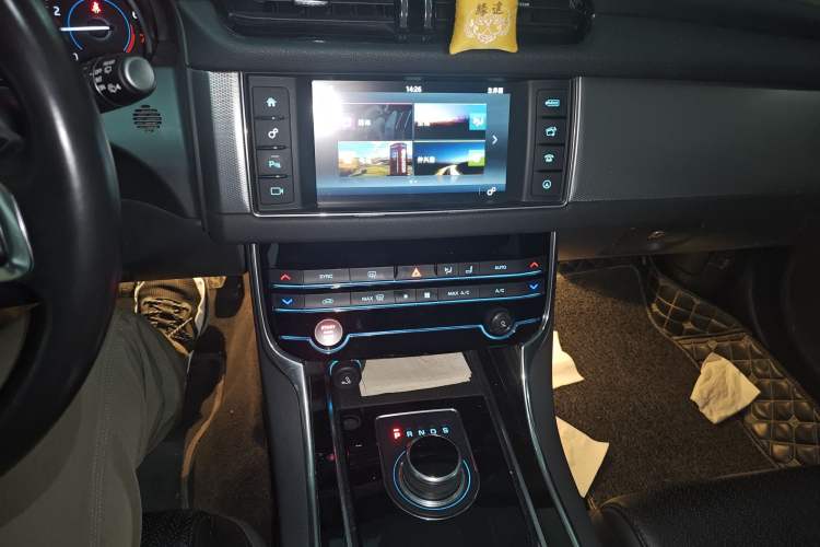 Used Jaguar XF 2018 XF Sportbrake 2.0T 250 PS All-Wheel Drive Luxury Edition Audio And AC Panel