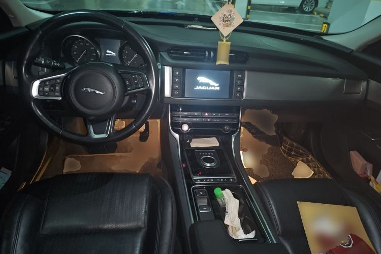 Used Jaguar XF 2018 XF Sportbrake 2.0T 250 PS All-Wheel Drive Luxury Edition Center Console