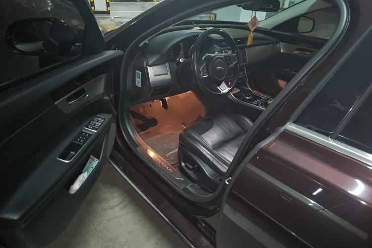 Used Jaguar XF 2018 XF Sportbrake 2.0T 250 PS All-Wheel Drive Luxury Edition Driver Seat